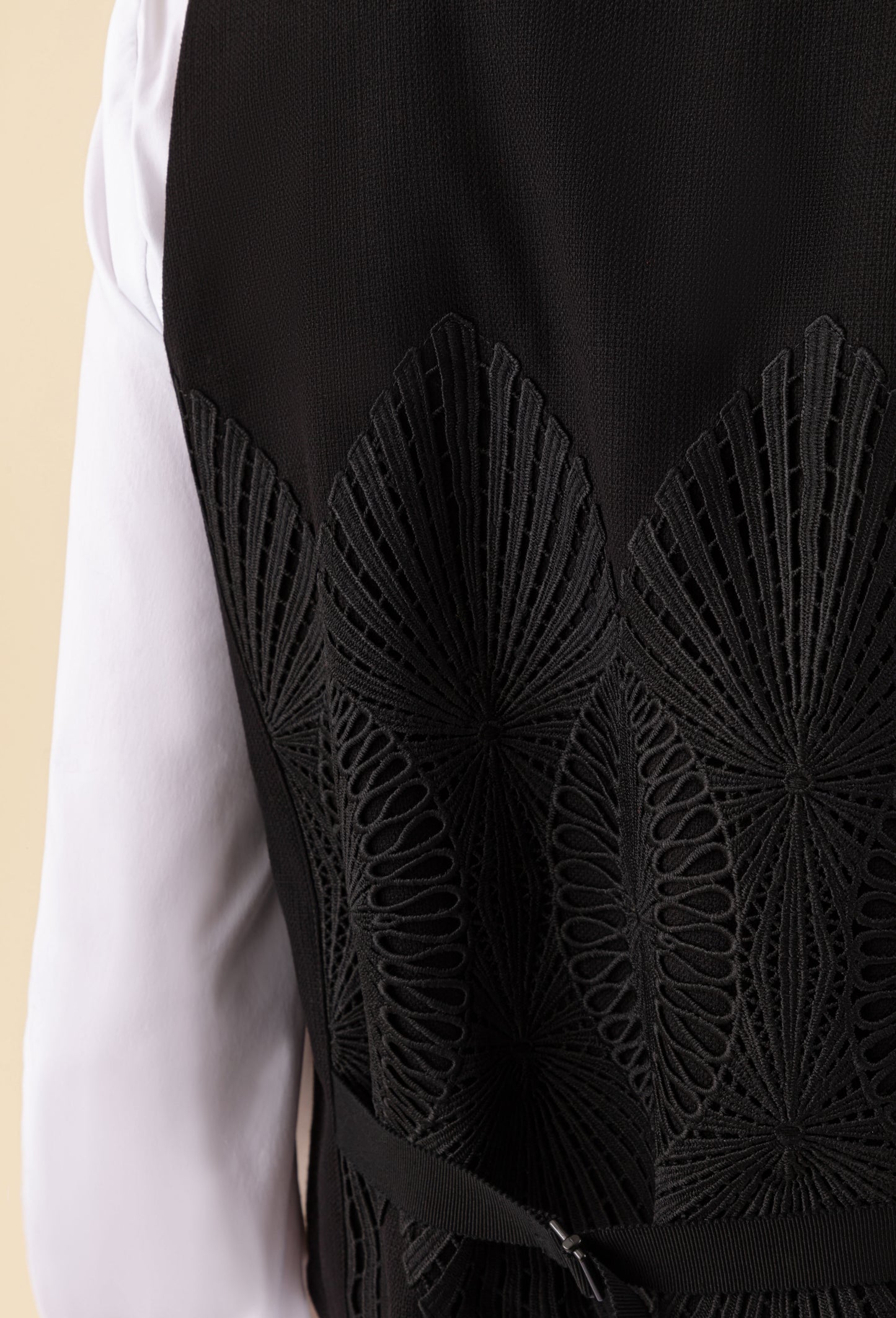 Gilet Eloane noir broderie dos 4