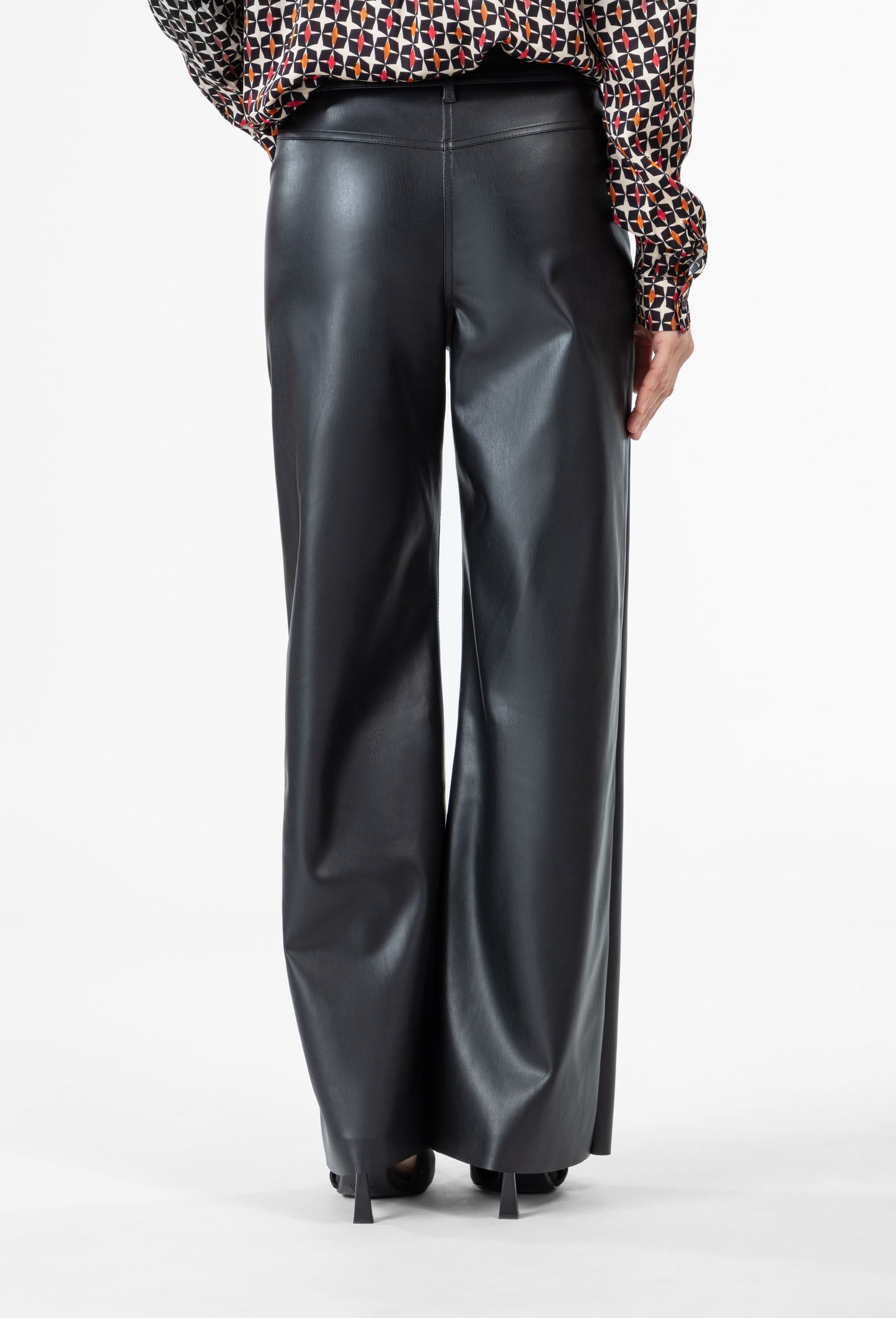 Pantalon large Clayton noir en simili cuir 4