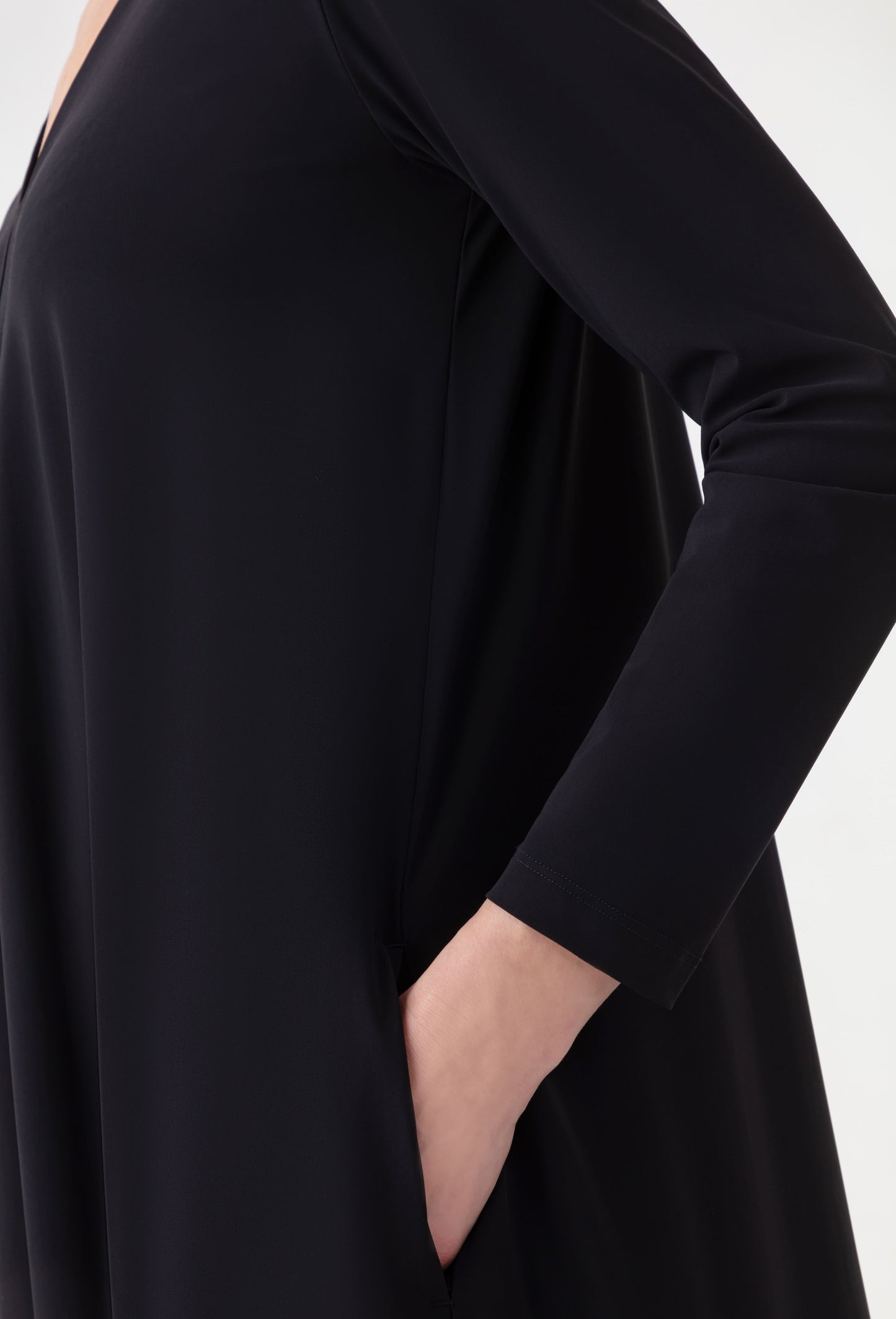 Robe longue Elyna noire en jersey technique 2