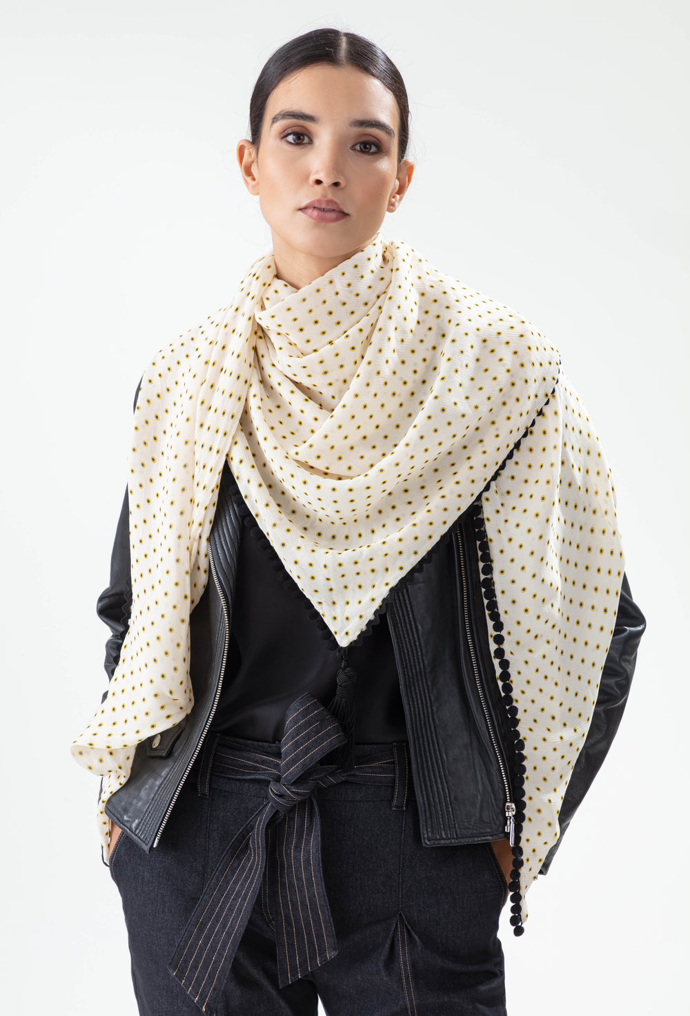 Chale Soupçon écru à pois noir et jaune 1