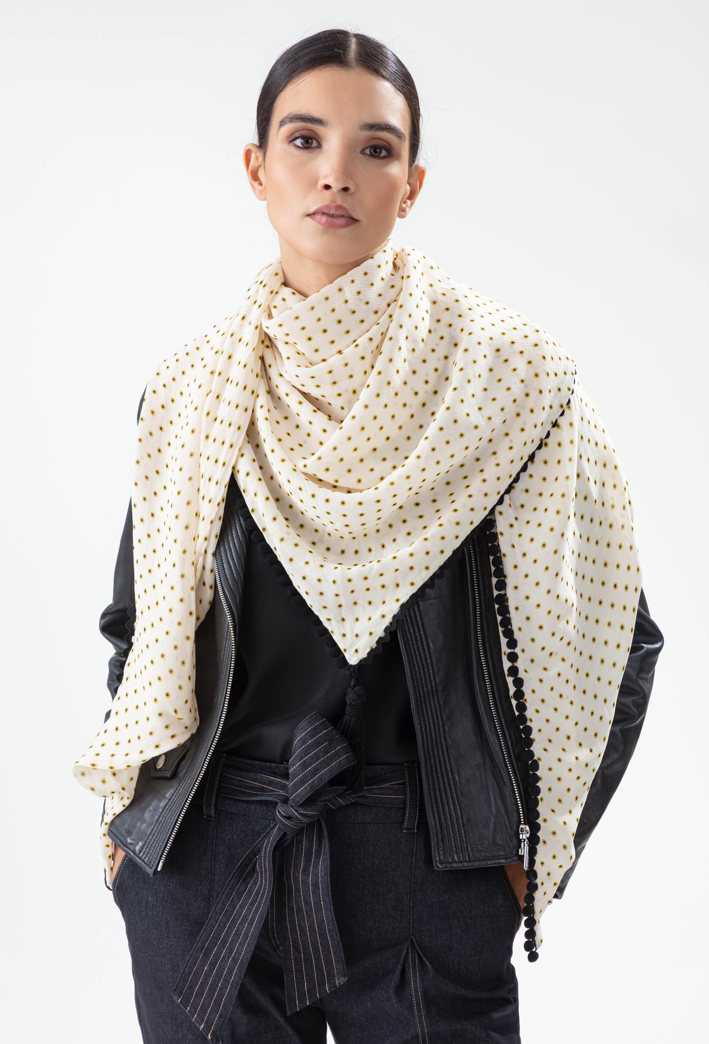 Chale Soupçon écru à pois noir et jaune 1