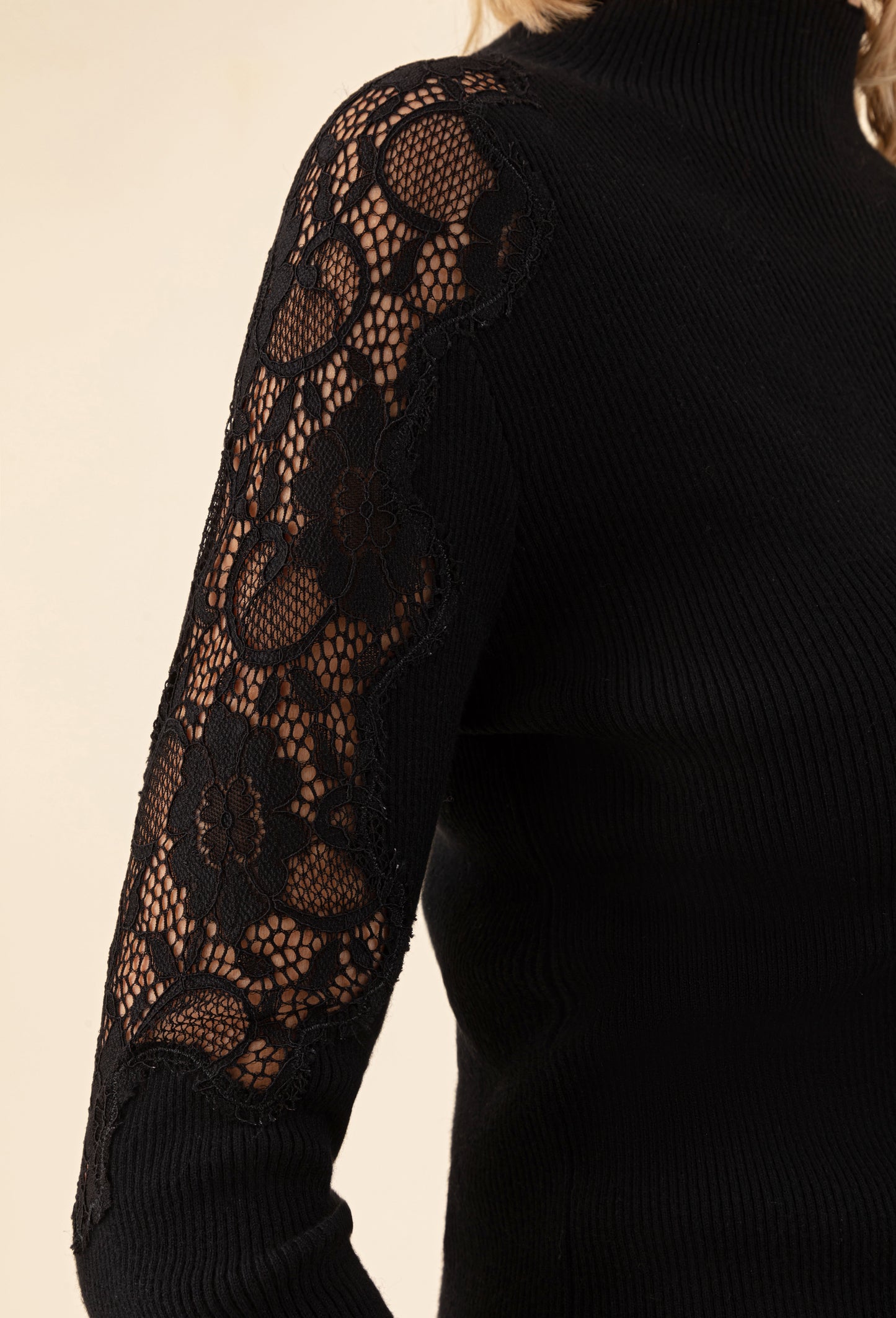 Pull Doti noir détail dentelle 4