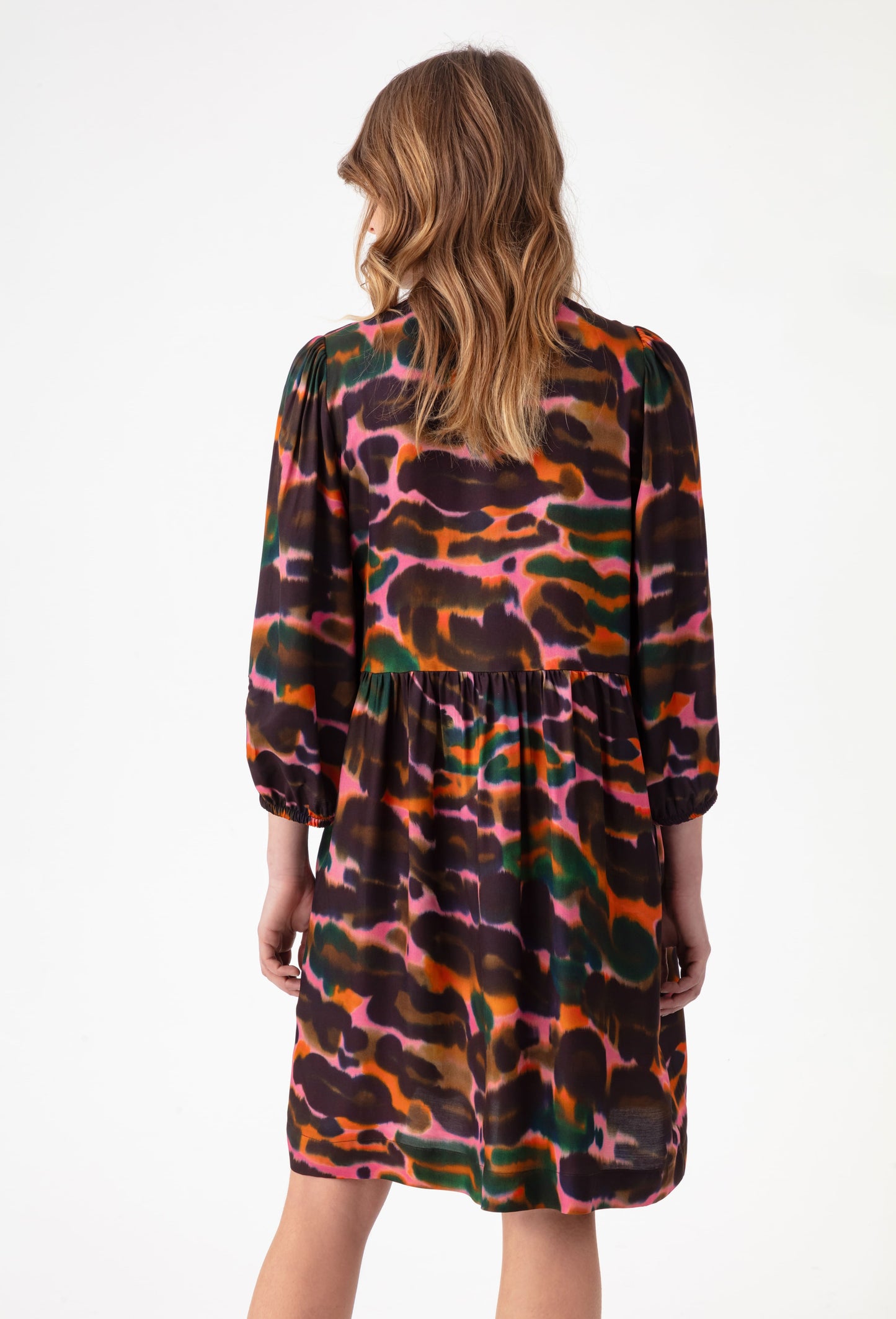 Robe courte Elyah à imprimé coloré 4