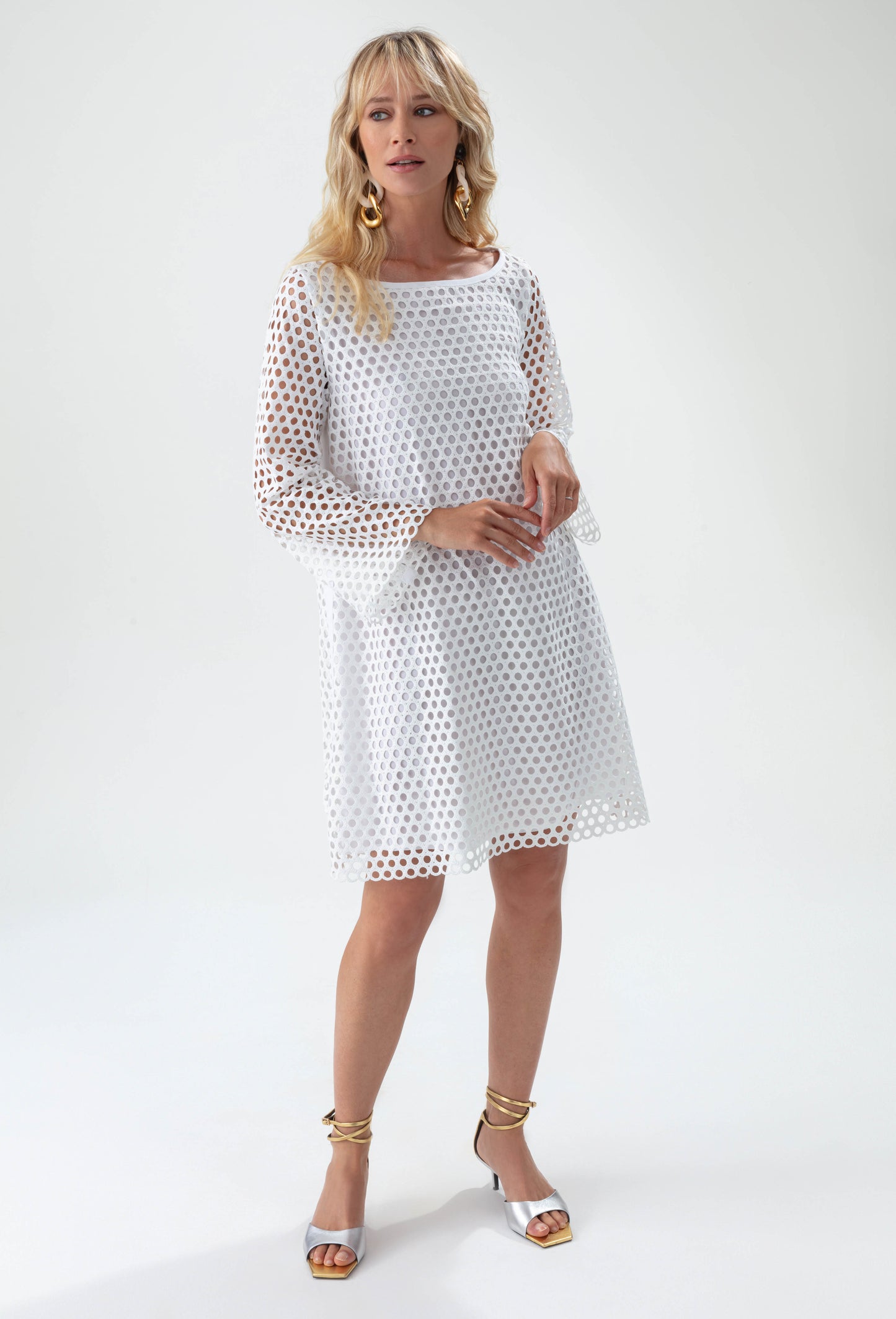 Robe Bruyère blanche en filet ajouré 1