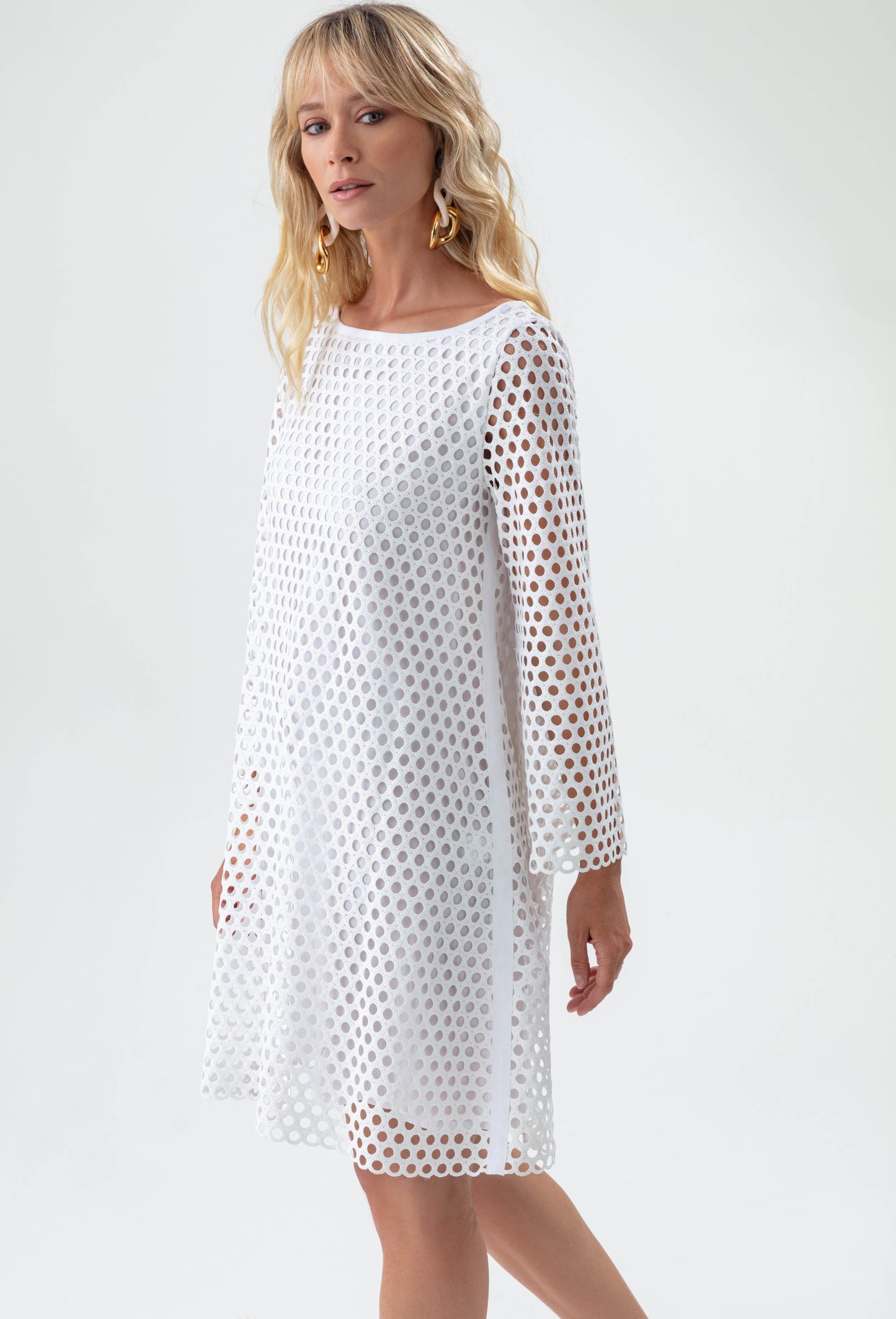 Robe Bruyère blanche en filet ajouré 3