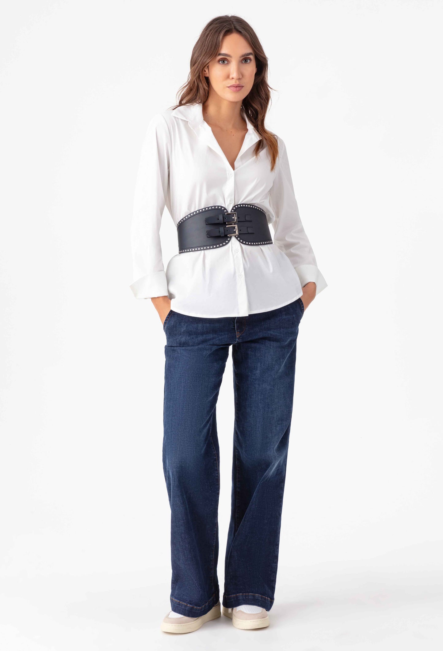 Ceinture Venus en cuir noire cloutée 3