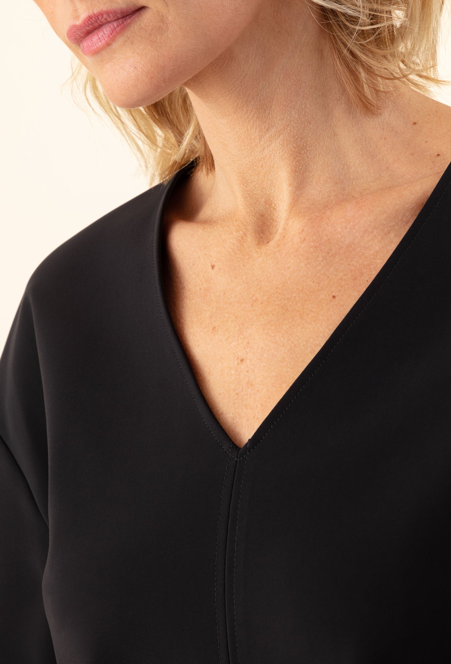 Robe Laetitia noire en jersey technique 4