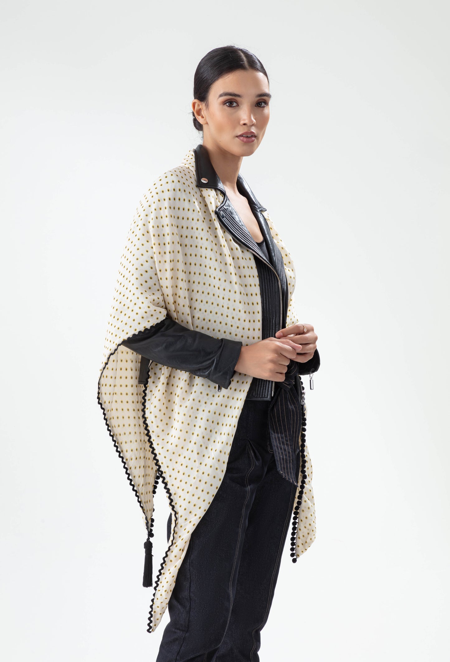 Chale Soupçon écru à pois noir et jaune 3