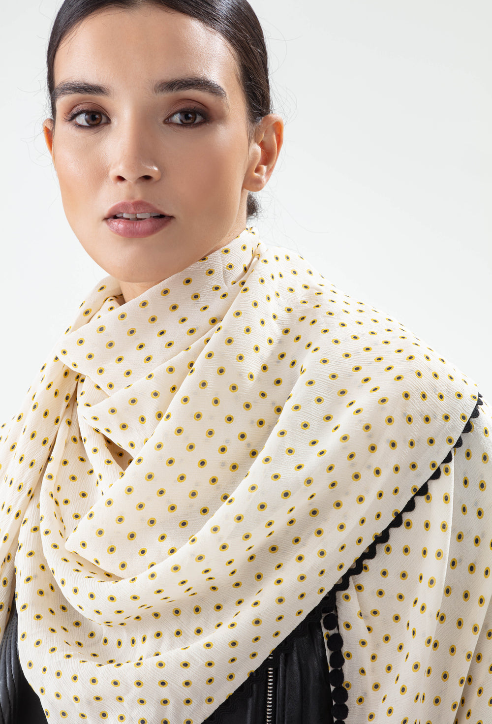 Chale Soupçon écru à pois noir et jaune 2
