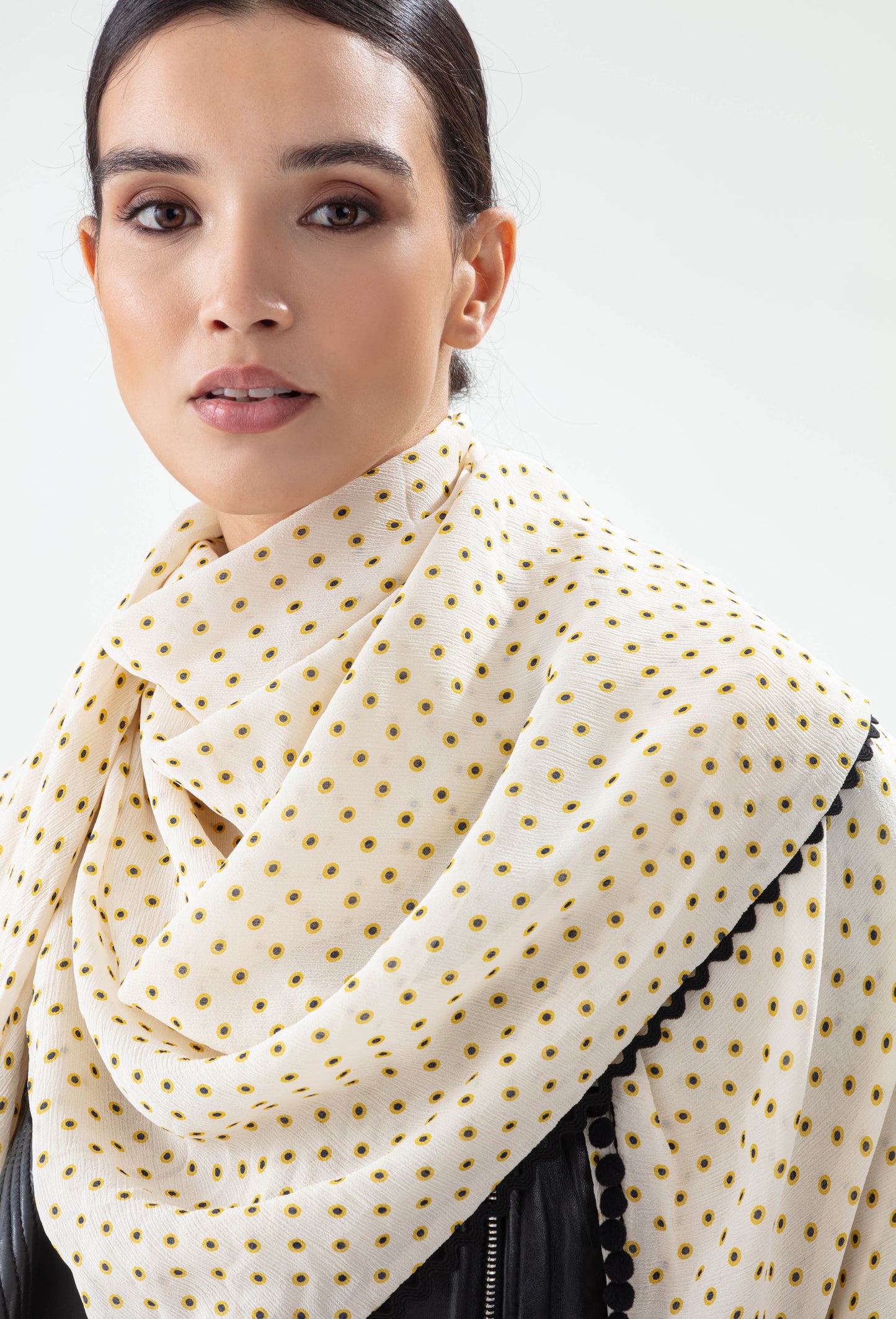 Chale Soupçon écru à pois noir et jaune 2