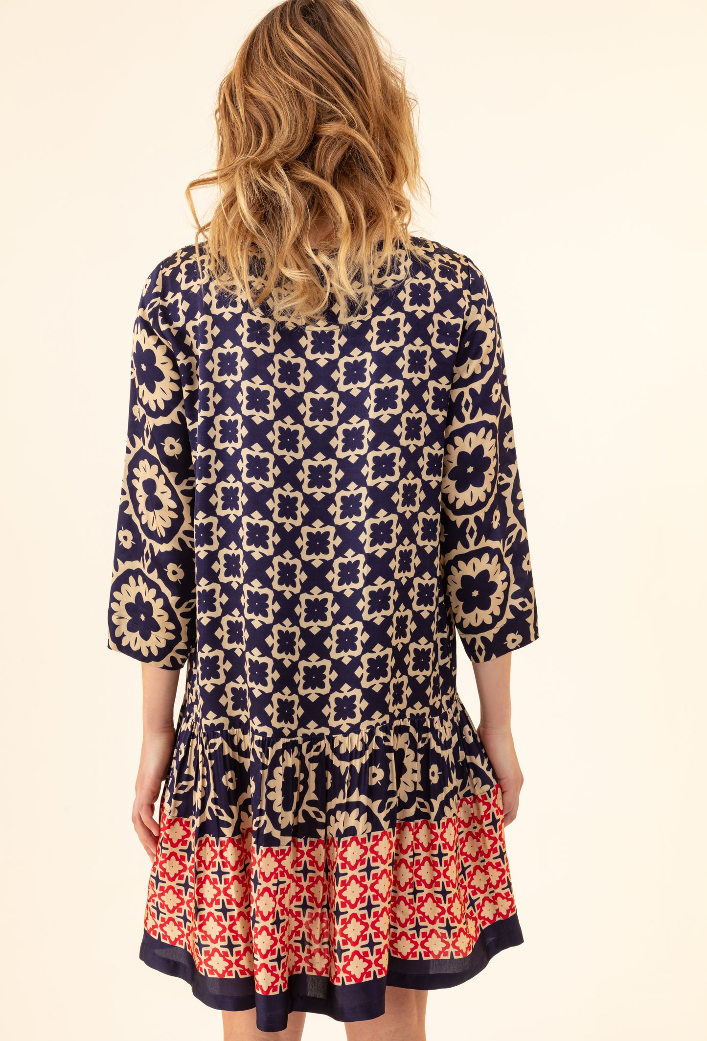 Robe Arol satinée imprimé graphique 3