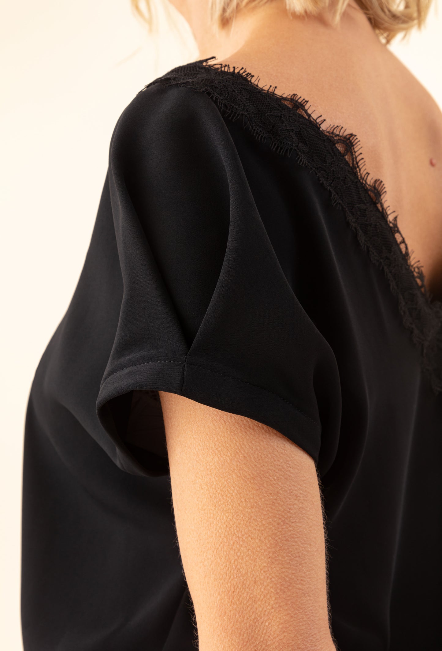 Top Alma noir col brodé 3