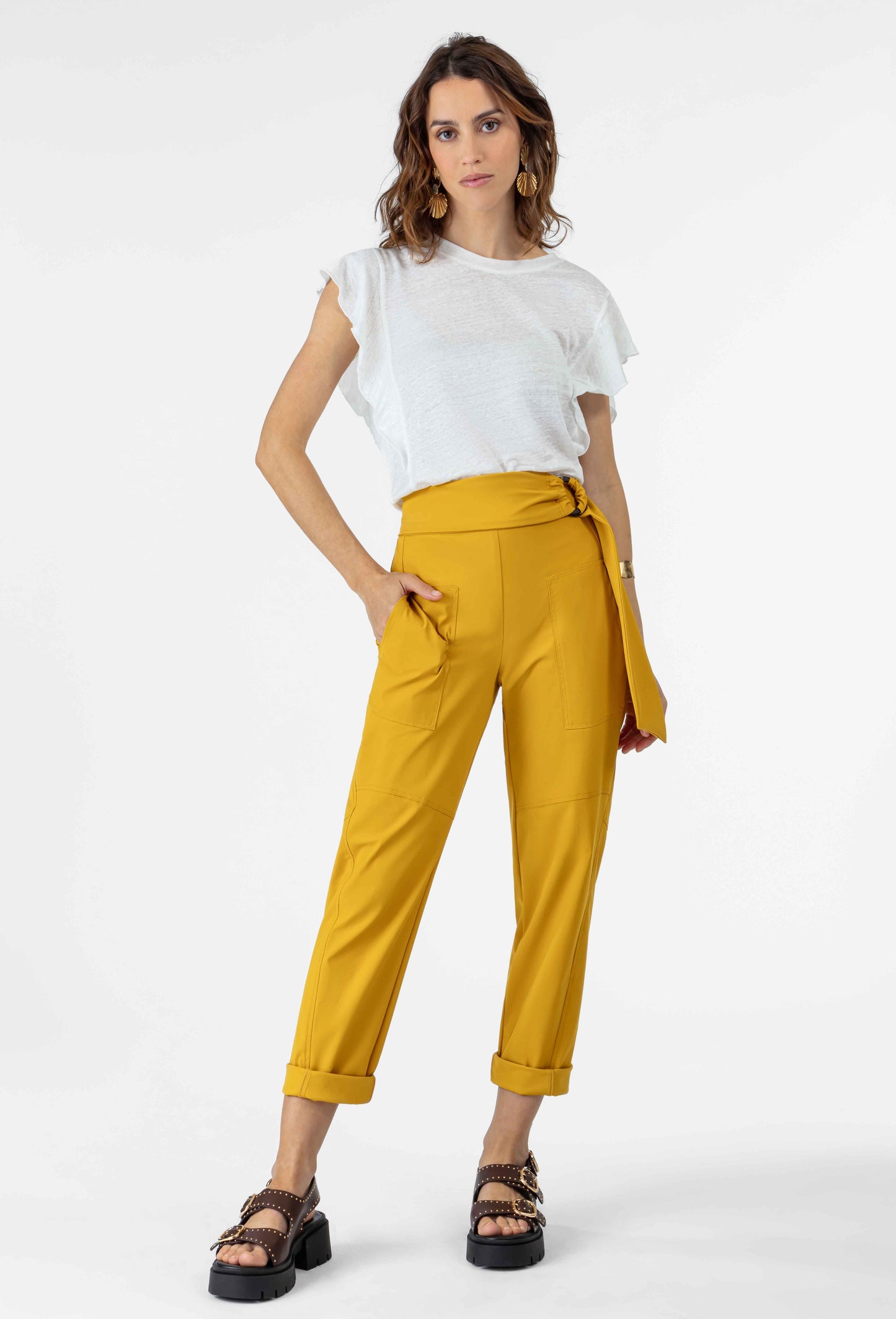 Pantalon ceinturé Ivar en jersey technique ocre 1