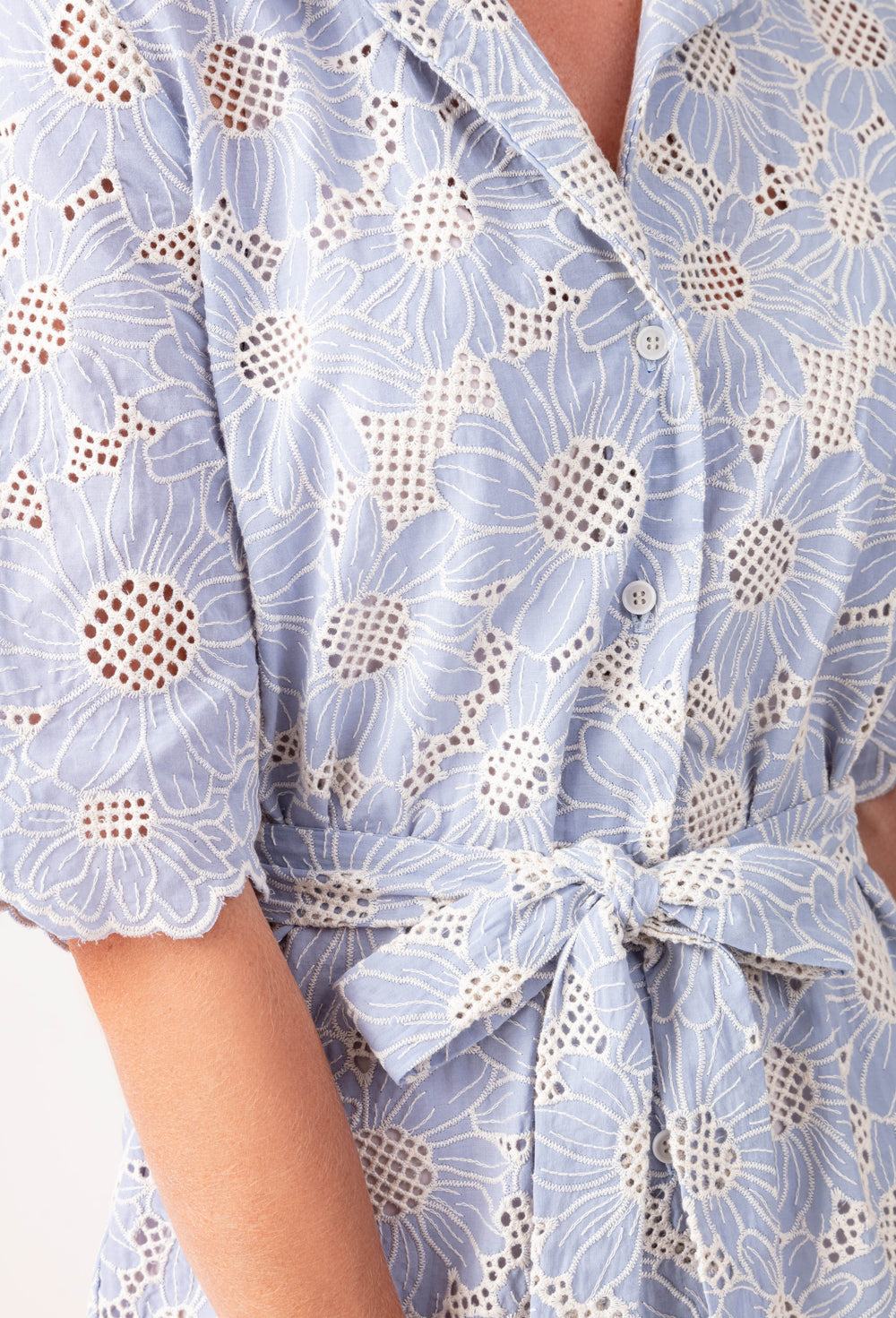 Robe Tina brodée bleu ciel 4