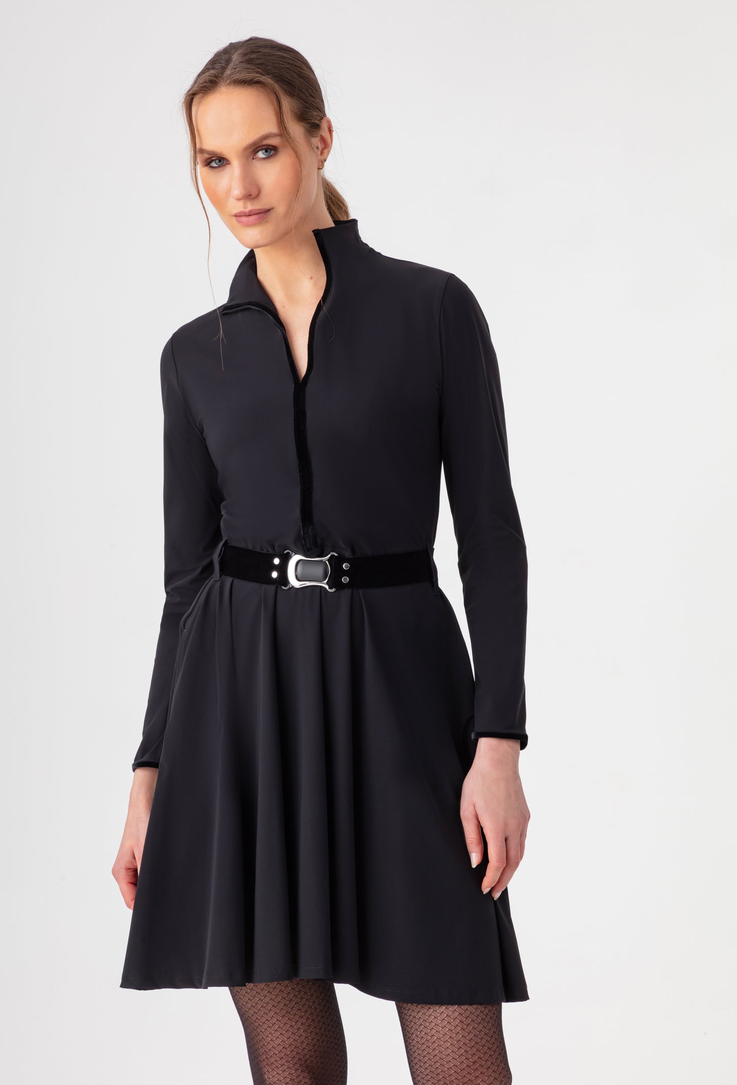 Robe ceinturée Kacie noire en jersey technique 1