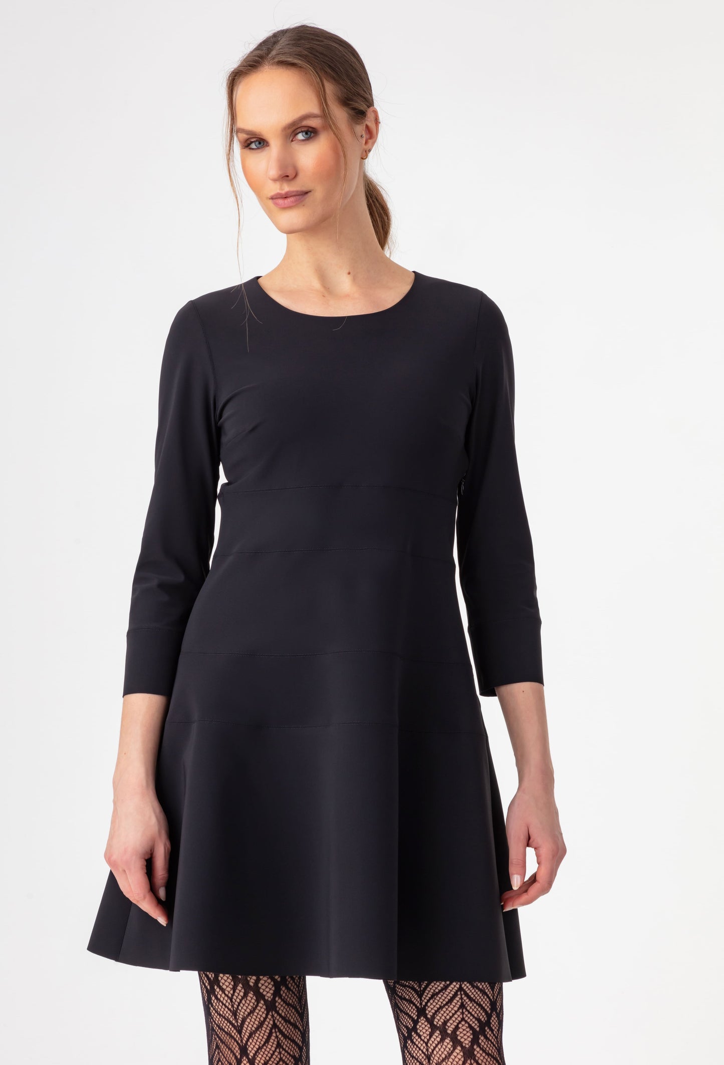 Robe courte Isalie noire en jersey technique 4