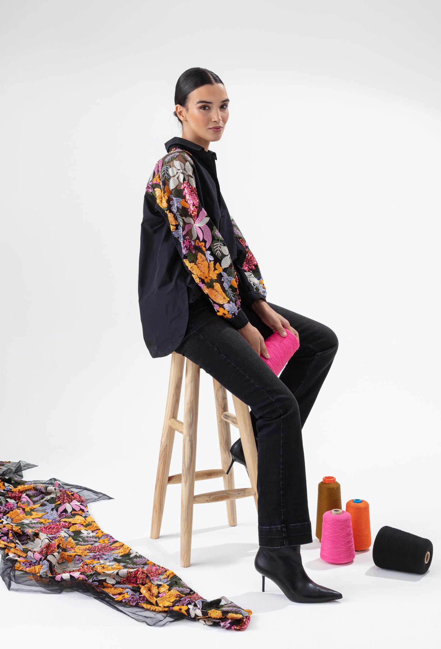 Chemise Esquisse noire en résille brodée de sequins 4