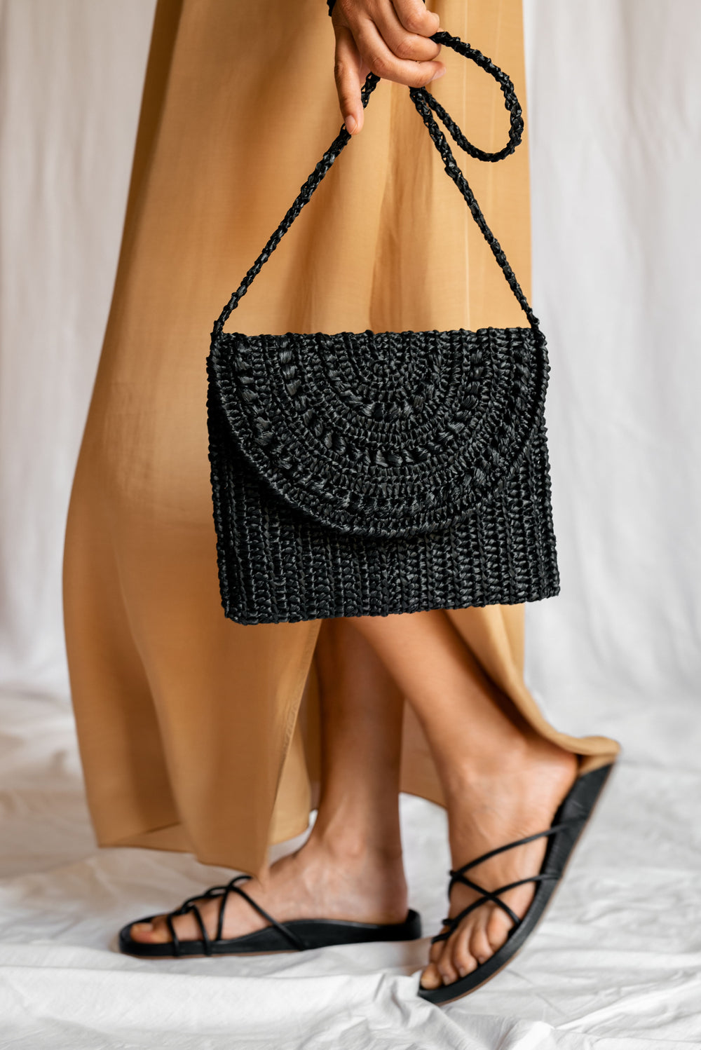 Sac Naxos noir en raphia 1