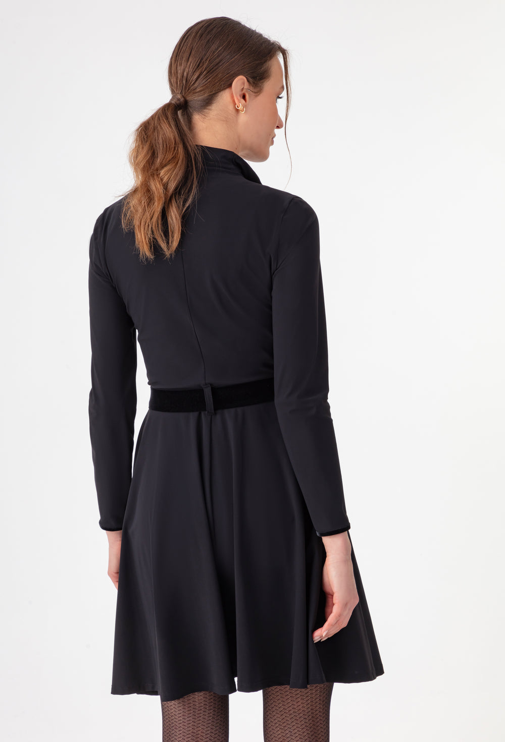 Robe ceinturée Kacie noire en jersey technique 3