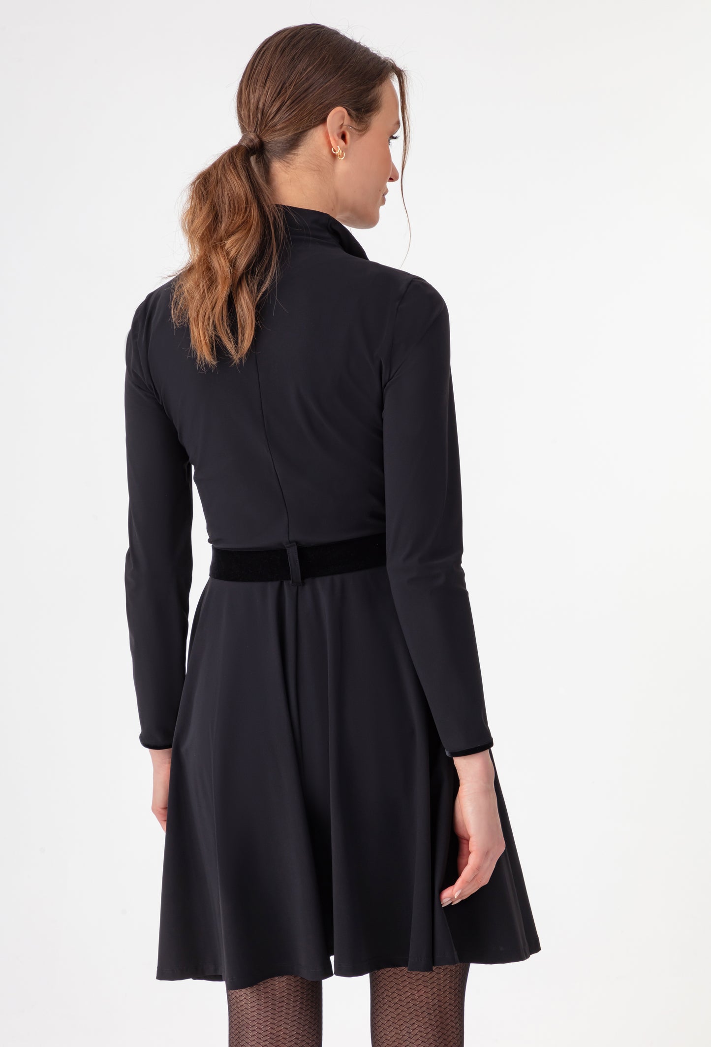 Robe ceinturée Kacie noire en jersey technique 3