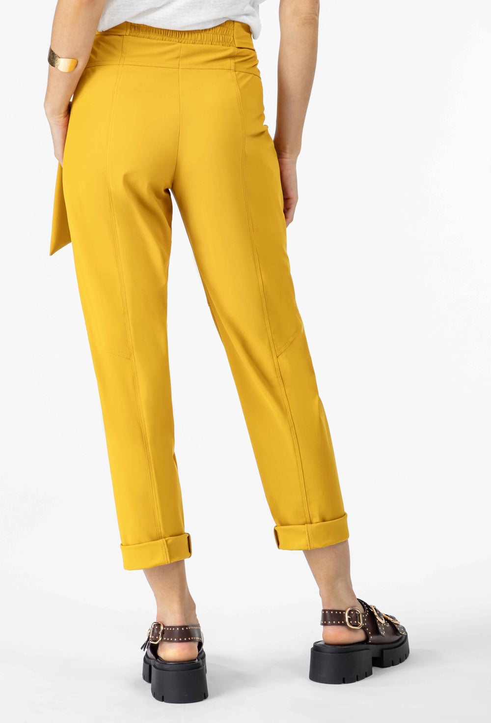 Pantalon ceinturé Ivar en jersey technique ocre 4