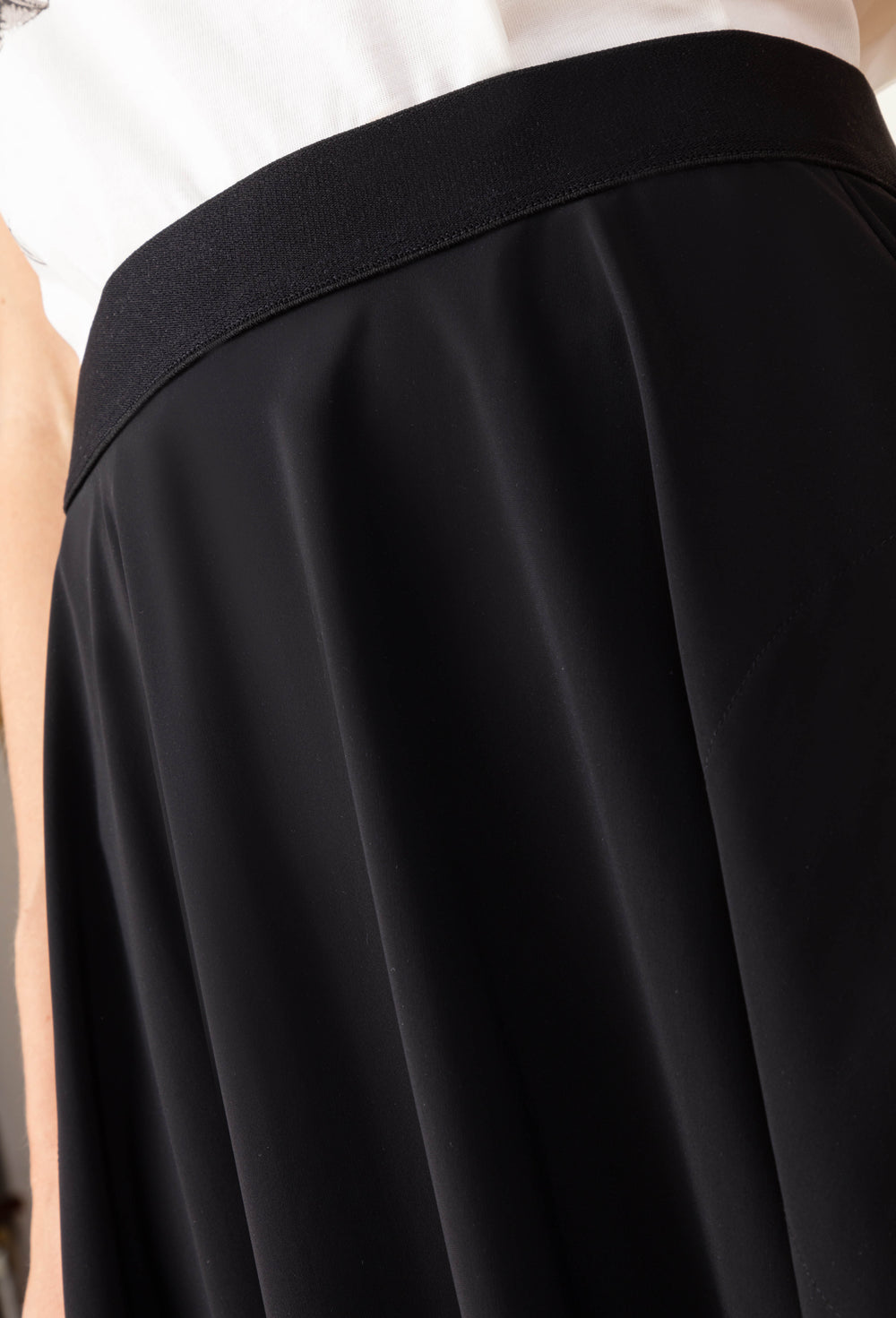 Jupe Letizia noire en jersey technique 4