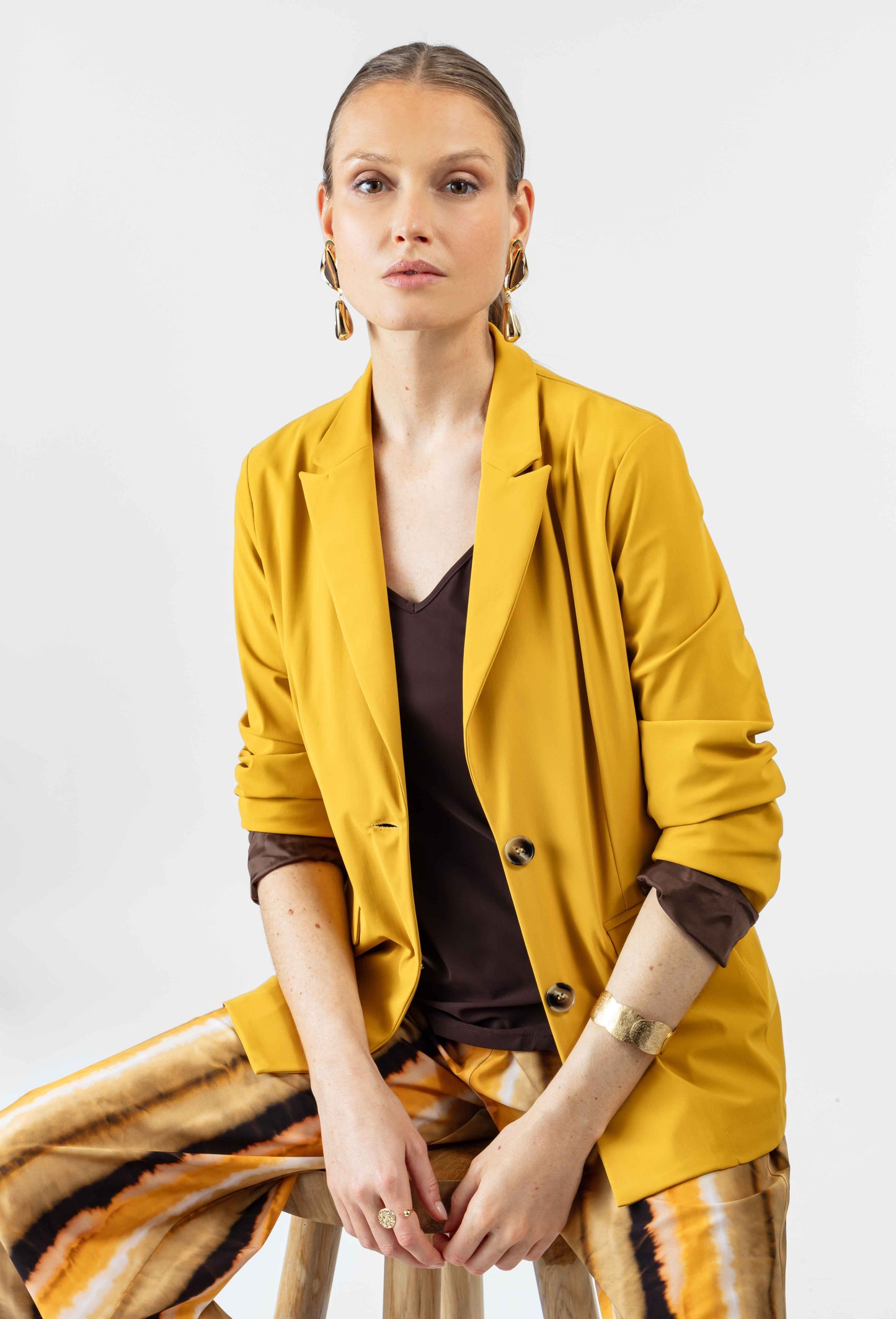 Veste tailleur Salima en jersey technique ocre 4
